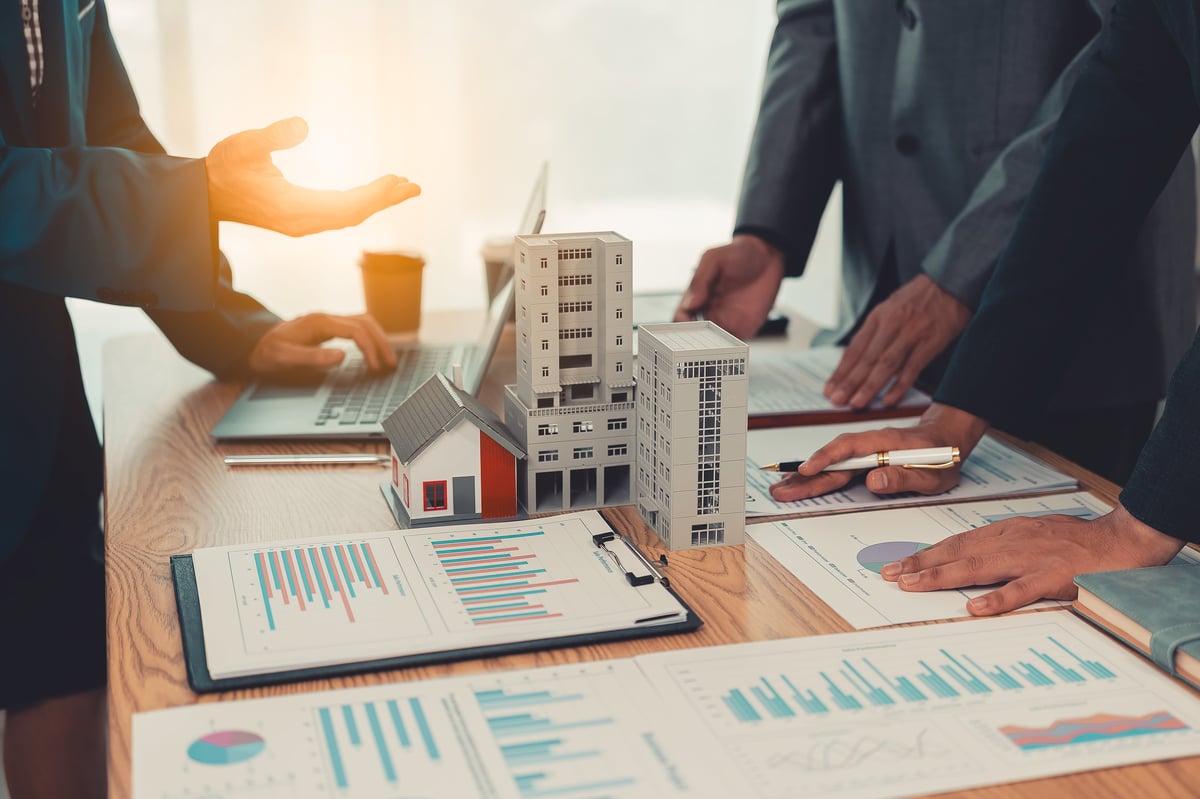 Real estate entrepreneurs meeting to sell a house